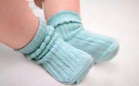 寶寶秋冬睡覺要不要穿襪子？兒科專家告訴你真相